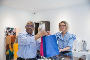 Fotografía persona comprando Snuuper